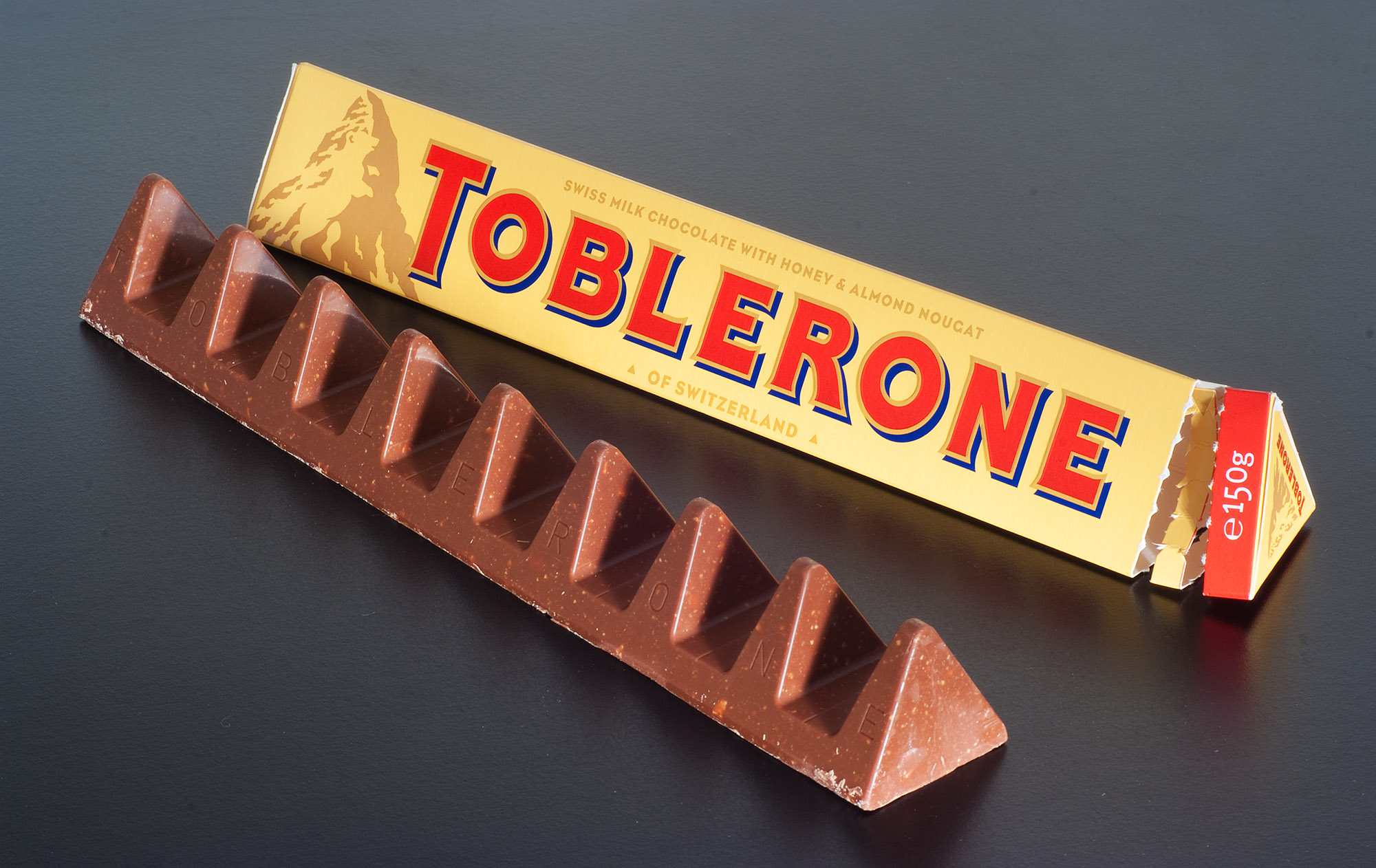 Упаковщик шоколада Toblerone в Швейцарии (Берн)